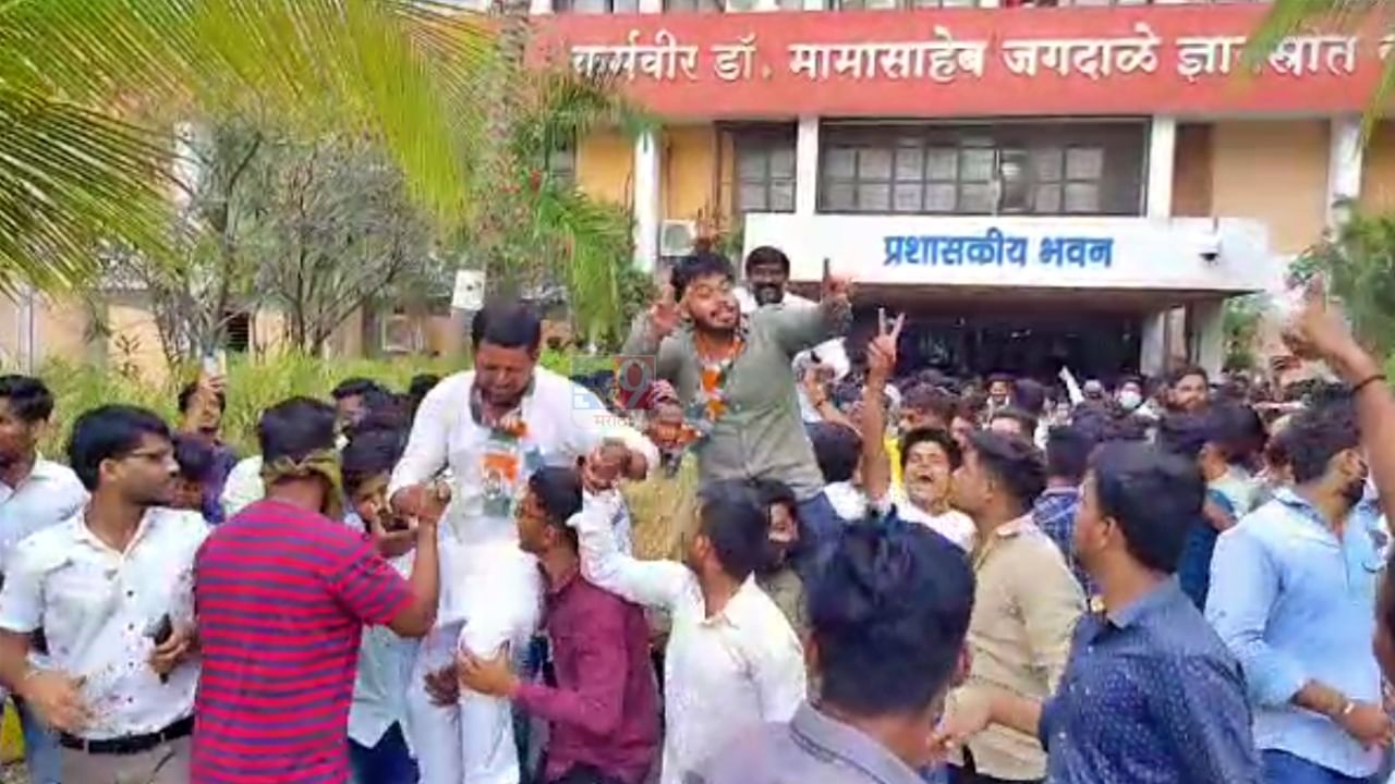 Solapur Students protest : विद्यार्थ्यांच्या आंदोलनानंतर विद्यापीठ प्रशासन नरमलं; सोलापूर विद्यापीठातल्या परीक्षा आता 14 जुलैपासून!