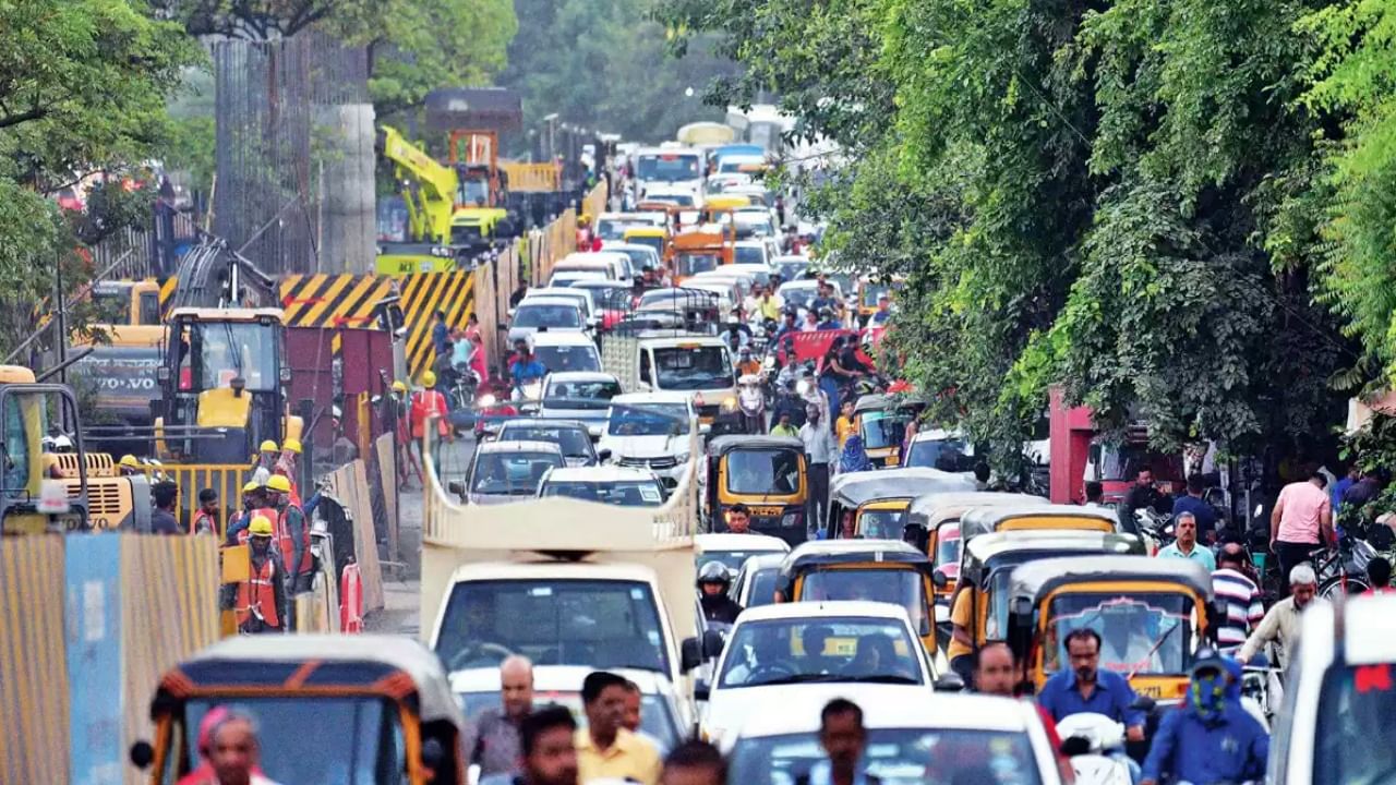 Sinhagad road traffic : वाहतूककोंडीनं ग्रस्त सिंहगड रस्ता; स्मार्ट सिटी प्रकल्पाच्या संथगतीच्या कामाचा रहिवाशांना ताप!