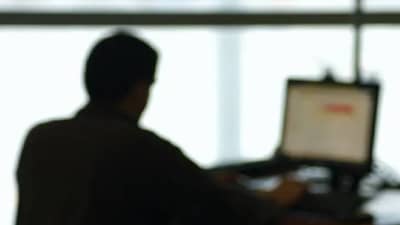 दिवसभर ‘कॉम्युटर स्क्रीन’ समोर बसताय का ? सतत एकाच पोझीशनमध्ये बसल्याने, वाढतो मृत्यूचा धोका! ‘डेस्क’ वर काम करणार्यांनो आजच बदला तुमची बसण्याची पद्धत!