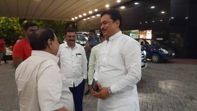 Vidhan Parishad Election : राम शिंदे आणि एकनाथ खडसेंची ट्रायडंट बाहेर भेट, राष्ट्रवादी-भाजपमध्ये काय चर्चा?