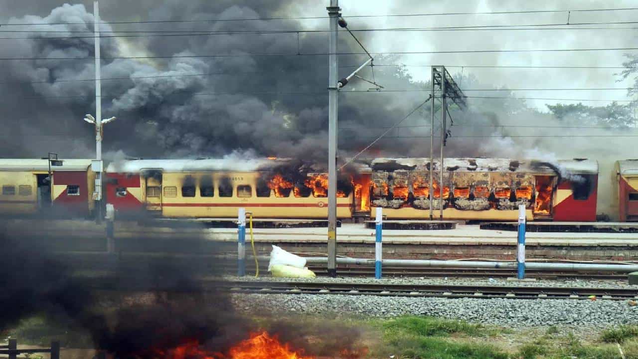 Agneepath Scheme Protest | एका रेल्वेला आग लागल्यास तब्बल इतक्या कोटींचे होते नुकसान, तरूणांनो हे वाचाच!