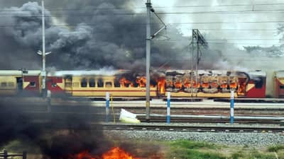 Agneepath Scheme Protest | एका रेल्वेला आग लागल्यास तब्बल इतक्या कोटींचे होते नुकसान, तरूणांनो हे वाचाच!