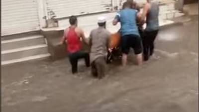 Video : Amravati Rain Damage | अमरावतीत पावसाचं थैमान, शिरजगावात मूसळधार, रस्त्यावर गुडघाभर पाणी, दुचाक्या गेल्या वाहून