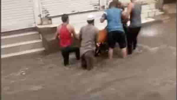 Video : Amravati Rain Damage | अमरावतीत पावसाचं थैमान, शिरजगावात मूसळधार, रस्त्यावर गुडघाभर पाणी, दुचाक्या गेल्या वाहून