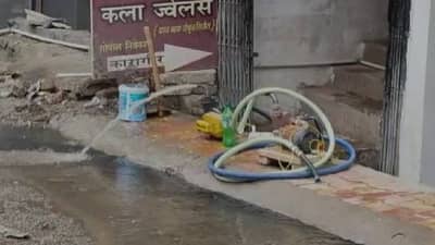 Buldana Rain | पहिल्याच पावसात चिखली नगर परिषद नापास, शहरातील अनेक दुकानांत शिरले पाणी, दुकानदारांचे आर्थिक नुकसान