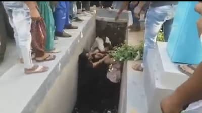 Viral: बाबा रे! करोडपती घरातील महिला, भांडता भांडता नाल्यात पडल्या तरीही लाथा-बुक्क्या सुरूच!