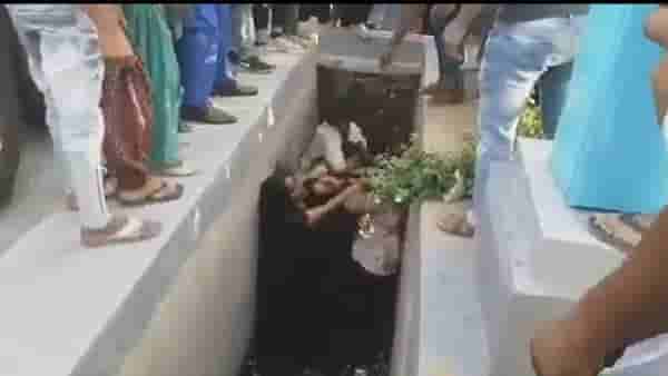 Viral: बाबा रे! करोडपती घरातील महिला, भांडता भांडता नाल्यात पडल्या तरीही लाथा-बुक्क्या सुरूच!