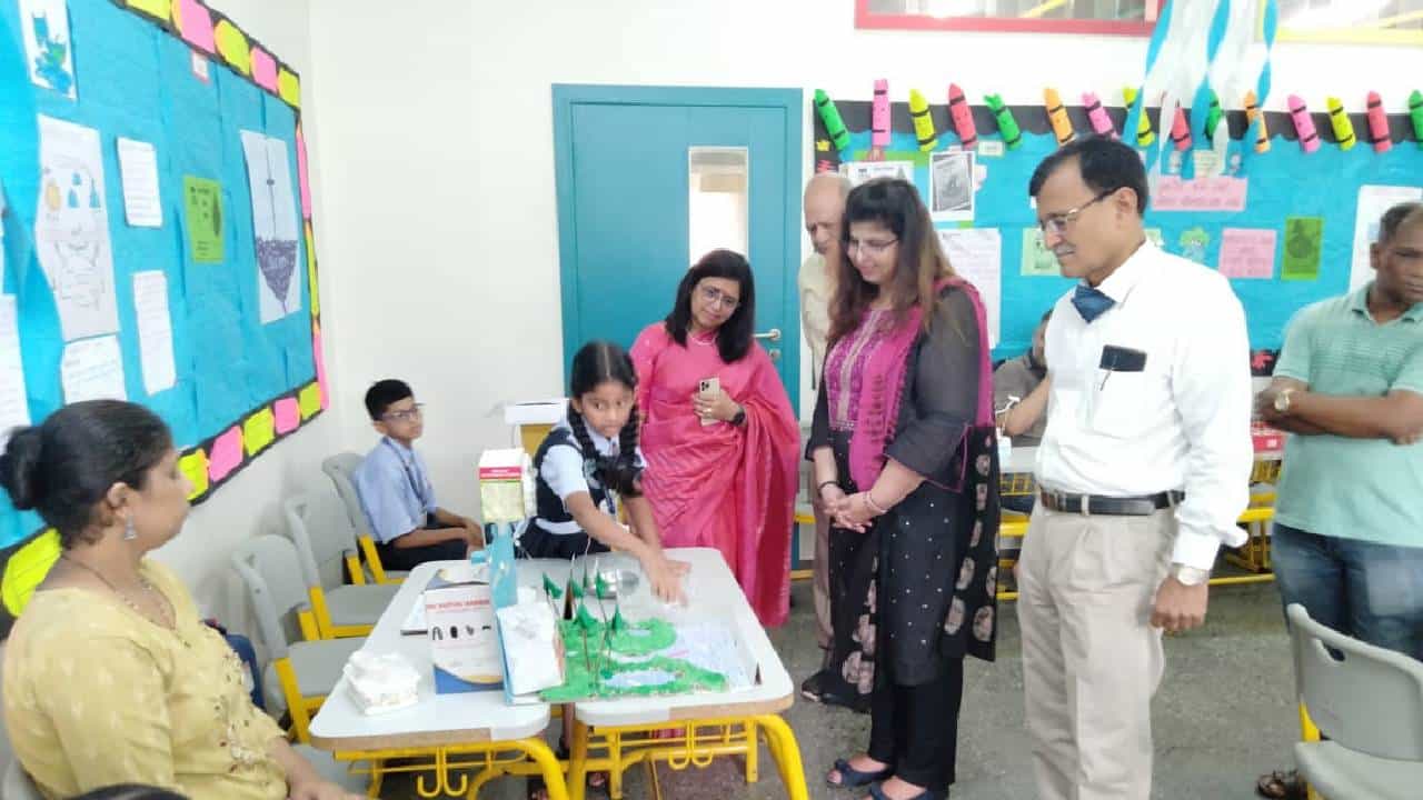कोविडनंतर पहिल्यांदाच सरस्वती इंग्रजी माध्यम शाळेत विज्ञान प्रदर्शन; नौपाड्यात विद्यार्थ्यांनी सादर केले विज्ञानाचे प्रयोग