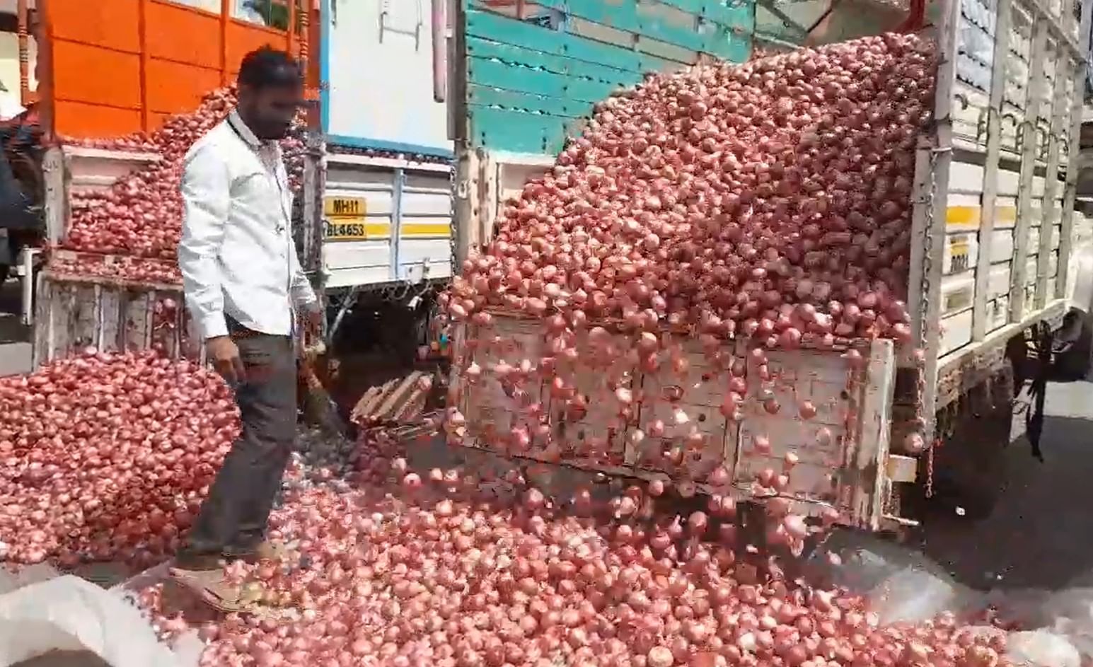 Onion : नाशकात नव्हे पुण्यात कांद्याला अधिकचे मार्केट, नाफेडच्या वांद्यामुळे शेतकरी संभ्रमात