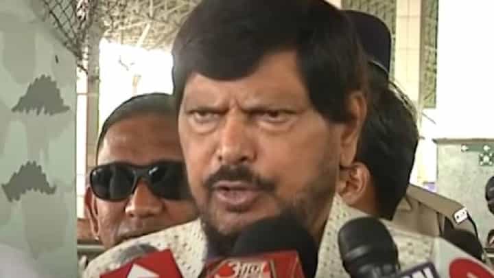 राज्यात सत्ताबदल निश्चित, एकनाथ शिंदेंनी भाजपासोबत युती करावी - आठवले राज्यात सत्ताबदल निश्चित, एकनाथ शिंदेंनी भाजपासोबत युती करावी - आठवले