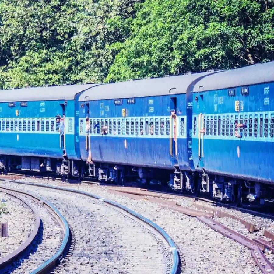 सर्वात सामान्य रंगाबद्दल बोलायचं झालं तर, निळ्या रांगच्या ट्रेन सर्वात जास्त दिसून येतात. त्यांना इंटिग्रेटेड कोच म्हणतात. अशा कोच असलेल्या ट्रेनचा वेग ताशी 70 ते 140 किलोमीटर असतो. हे डब्बे लोखंडाचे बनलेले असून त्यात एअरब्रेक आहेत. म्हणूनच ते मेल एक्सप्रेस किंवा सुपरफास्ट ट्रेनमध्ये वापरले जातात.