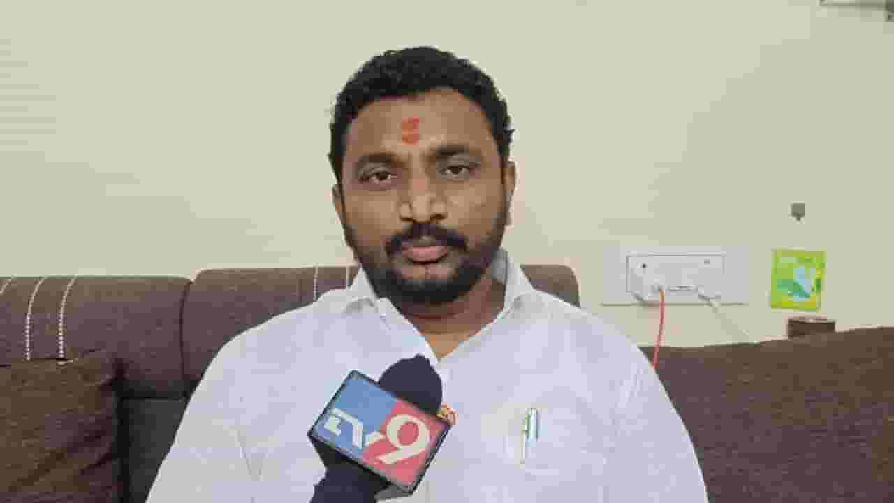 शिंदे गटाच्या आमदारांना जेवणातून गुंगीचे औषध, मिटकरींचा गंभीर आरोप शिंदे गटाच्या आमदारांना जेवणातून गुंगीचे औषध, मिटकरींचा गंभीर आरोप