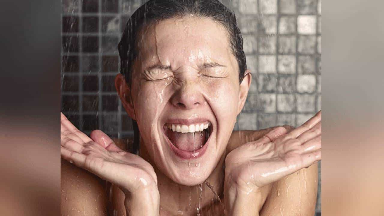 रात्री अंघोळ करणे आरोग्यासाठी असते खूपच फायदेशीर... ‘मनशांती’ सह ‘रक्तदाब’ ही राहतो नियंत्रित!