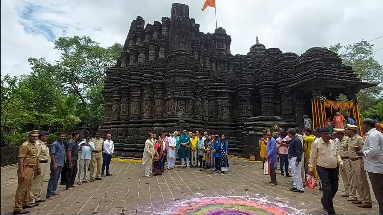 Ambernath Mahadarshan : एमटीडीसीच्या 'महादर्शन' उपक्रमाची सुरुवात, महादर्शन उपक्रमांतर्गत अंबरनाथच्या शिवमंदिराचं दर्शन Ambernath Mahadarshan : एमटीडीसीच्या 'महादर्शन' उपक्रमाची सुरुवात, महादर्शन उपक्रमांतर्गत अंबरनाथच्या शिवमंदिराचं दर्शन