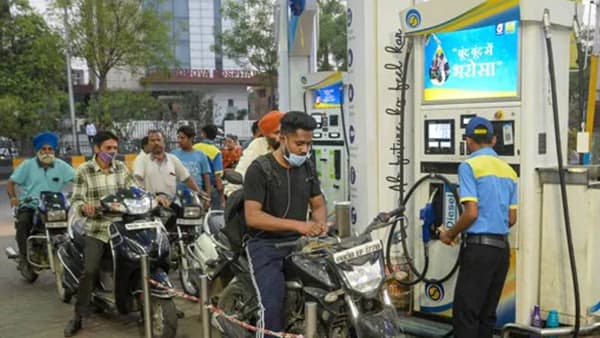Today Petrol, Diesel Rate : व्हॅट कपातीनंतर राज्यात पेट्रोल, डिझेल स्वस्त; जाणून घ्या देशासह राज्यातील इंधनाचे दर