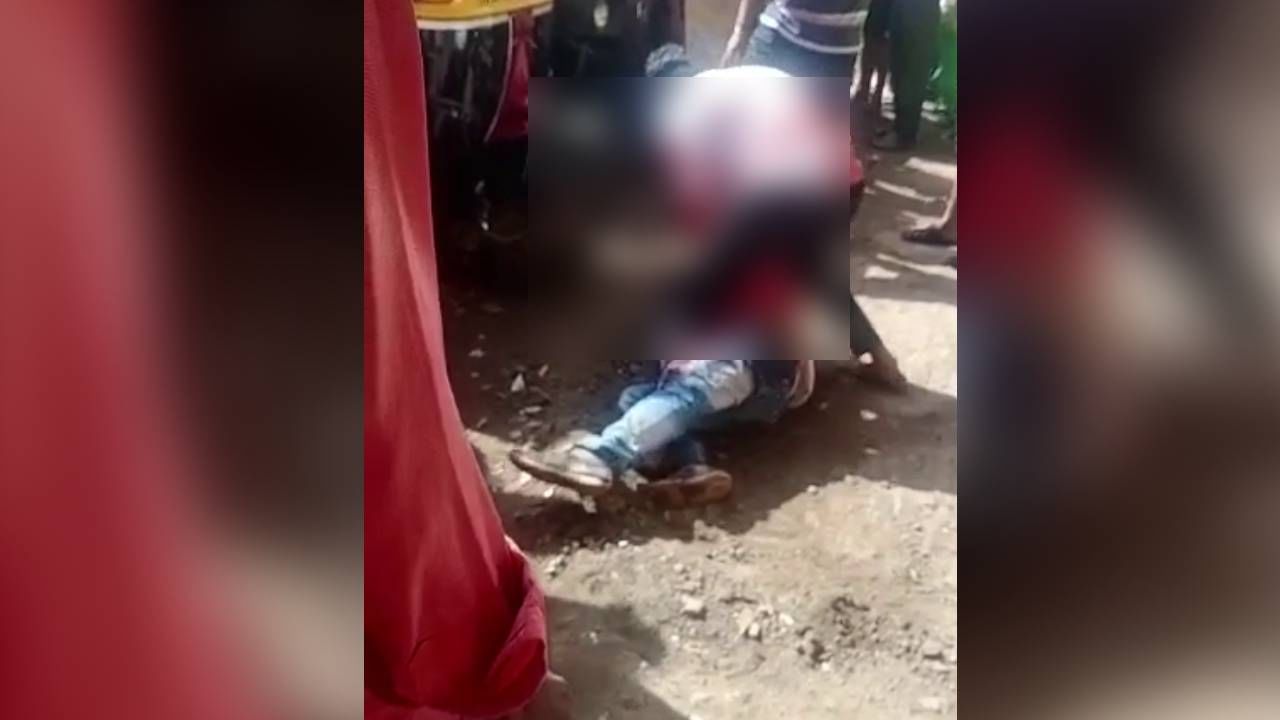 Ulhasnagar Crime : रक्ताने माखलेल्या रिक्षावाल्याला रस्त्यावर फरफटत नेलं! उल्हासनगरमधील हल्ल्याचा जीवघेणा थरार कॅमेऱ्यात कैद Ulhasnagar Crime : रक्ताने माखलेल्या रिक्षावाल्याला रस्त्यावर फरफटत नेलं! उल्हासनगरमधील हल्ल्याचा जीवघेणा थरार कॅमेऱ्यात कैद