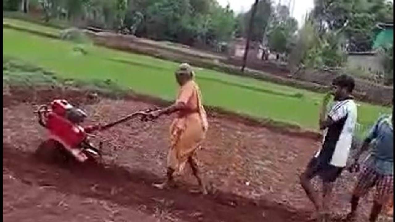 Ratnagiri : आजीबाई जोमात..! 78 वर्षांच्या आजींकडून भात उत्पादनासाठी शेतीची मशागत, हातामध्ये थेट पॉवर ट्रेलरचे स्टेरिंग