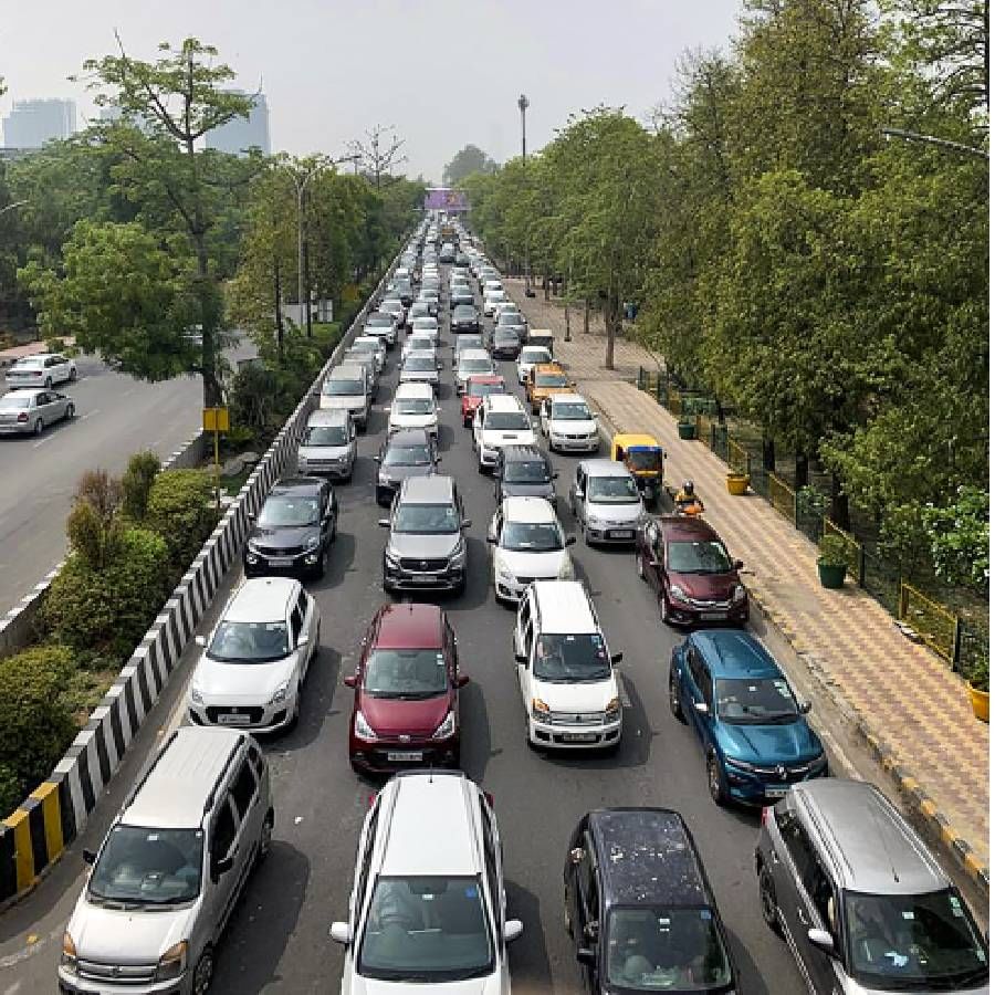 अग्निपथला विरोध करणाऱ्या संघटनांनी दिल्लीकडे मोर्चा काढण्याची घोषणा केल्यामुळे दिल्ली पोलिस वाहनांना तपासणीशिवाय राजधानीत प्रवेश देत नाहीत. त्यामुळे सरहोल बॉर्डरपासून ऍटलस चौक, दिल्ली-नोएडा लिंक रोड, दिल्ली-नोएडा-डायरेक्ट फ्लायवे, चिल्ला बॉर्डरपर्यंत दूरवर वाहनांच्या लांबच लांब रांगा लागल्या आहेत.
