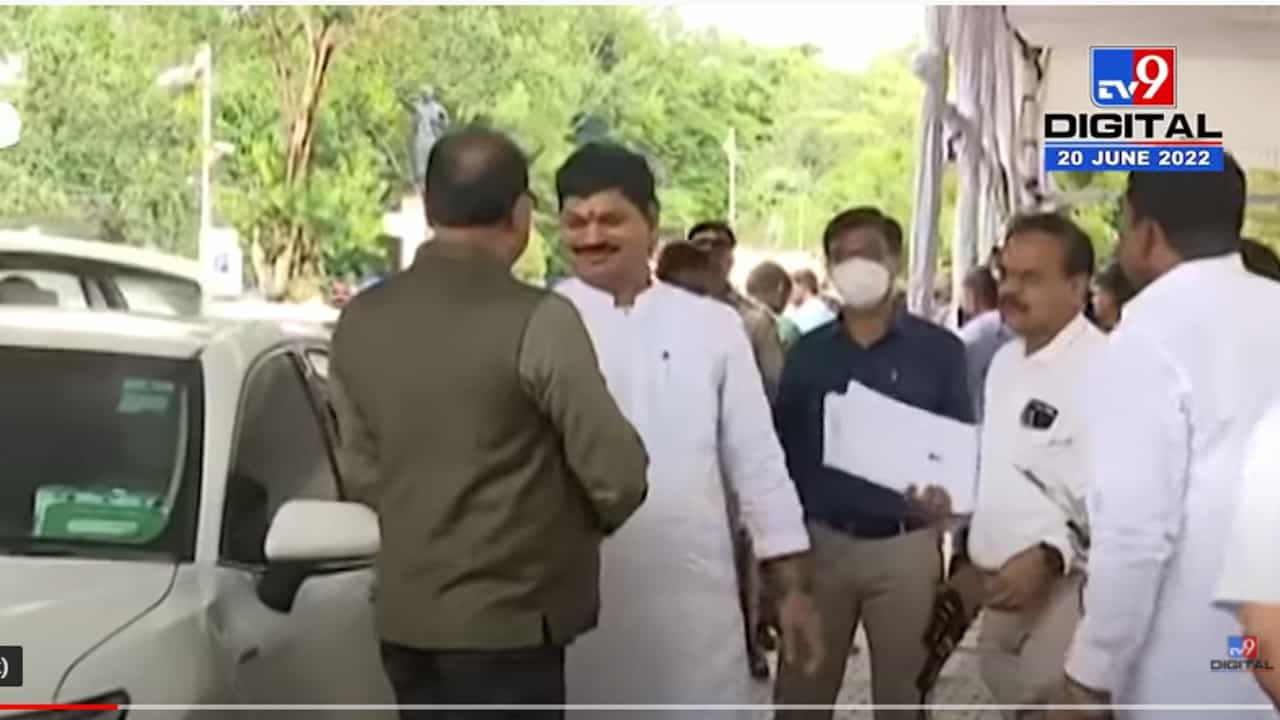 धनंजय मुंडे-चंद्रशेखर बावनकुळेंची गळाभेट; व्हिडीओ चर्चेत