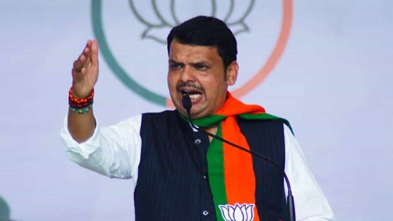 Devendra Fadnavis : सत्ता स्थापनेच्या हालचालींना वेग; देवेंद्र फडणवीस मुंबईच्या बाहेर, नेमके गेले कुठे?