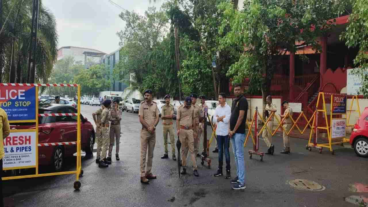 Eknath Shinde : शिवसेना फुटणार? नॉट रिचेबल असलेले एकनाथ शिंदे 11 समर्थक आमदारांसह सुरतमध्ये