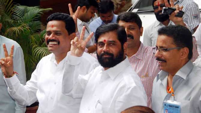 Eknath Shinde: एकनाथ शिंदेमुळे ठाकरे सरकारचं अस्तित्व धोक्यात? शिंदे बंडावर ठाम राहिले तर सरकार कोसळणार? या स्टोरीचे 4 अँगल लक्षात ठेवा