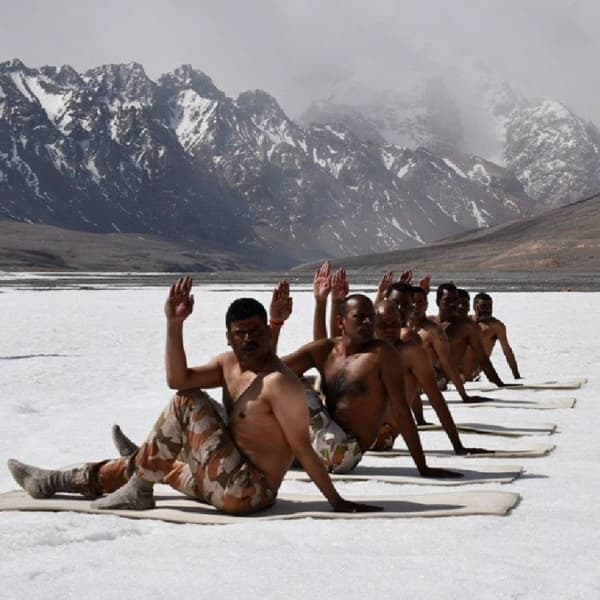 आज आठव्या आंतरराष्ट्रीय योग दिनानिमित्त, इंडो-तिबेट बॉर्डर पोलीस (ITBP) जवानांनी उत्तरेकडील लडाखपासून पूर्वेकडील सिक्कीमपर्यंतच्या विविध हिमालयीन पर्वतरांगांमध्ये योग करत, त्यांची प्रात्यक्षिके दाखवली.
