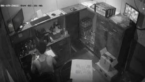 CCTV Video : भिवंडीत कॅशियरकडूनच बारमधील गल्ल्यावर डल्ला, एक लाख लांबवले; चोरीची घटना सीसीटीव्हीत कैद