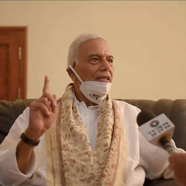 विरोधकांनी तृणमूल काँग्रेसचे राज्यसभा खासदार आणि माजी केंद्रीय मंत्री यशवंत सिन्हा यांना राष्ट्रपतीपदाचे उमेदवार म्हणून घोषित केले आहे. 84 वर्षीय यशवंत सिन्हा यांनी भारतीय प्रशासकीय सेवेची (IAS) नोकरी सोडून राजकीय प्रवासाला सुरुवात केली. एक काळ असा होता जेव्हा ते भारतीय जनता पक्षाच्या सर्वात उंच नेत्यांपैकी ते एक होते. ते तीन वेळा केंद्रीय मंत्रीही होते.