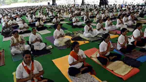 Nagpur Yoga | कस्तुरचंद पार्कवर योगसाधना, केंद्रीय मंत्री नितीन गडकरींची उपस्थिती, देशातील 75 स्थळांमध्ये नागपूरचा समावेश