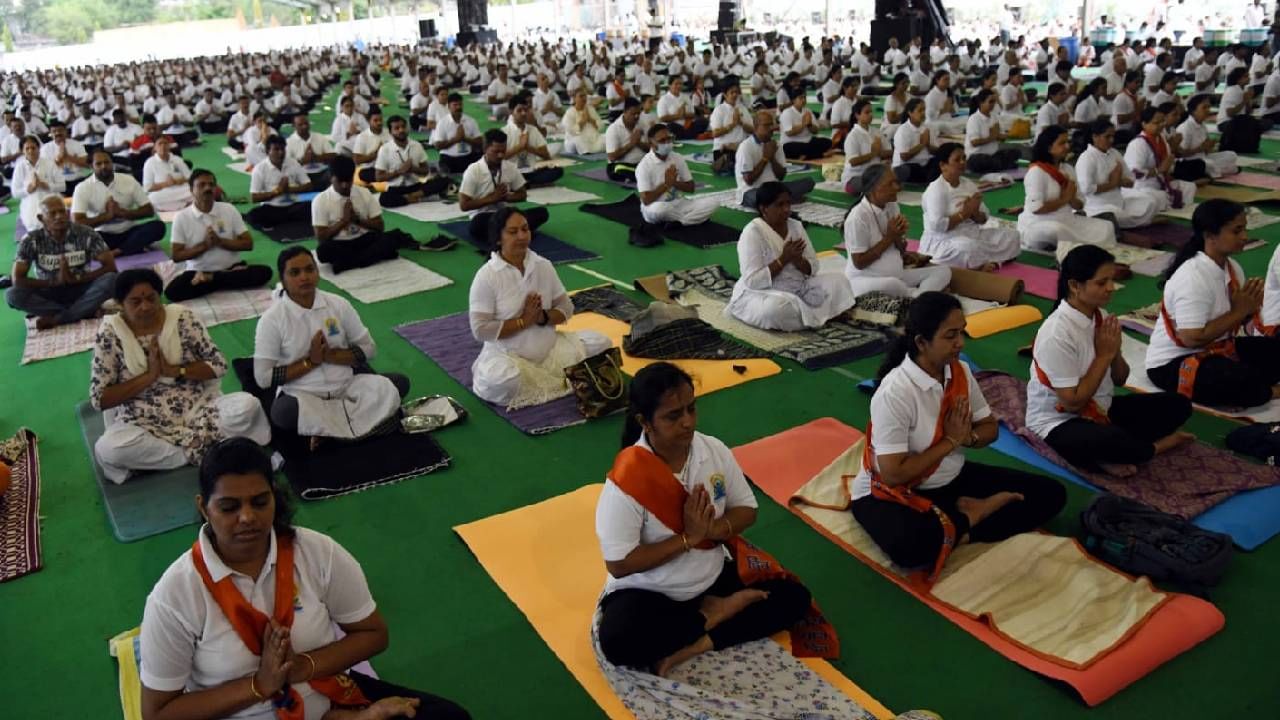 Nagpur Yoga | कस्तुरचंद पार्कवर योगसाधना, केंद्रीय मंत्री नितीन गडकरींची उपस्थिती, देशातील 75 स्थळांमध्ये नागपूरचा समावेश