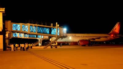 Eknath Shinde: मोठी बातमी, शिवसेनेच्या बंडखोर आमदारांना आसाममध्ये नेलं जाणार, सुरत एअरपोर्टवर विमान सज्ज, आमदार पळून जातील, शिंदेंना भीती