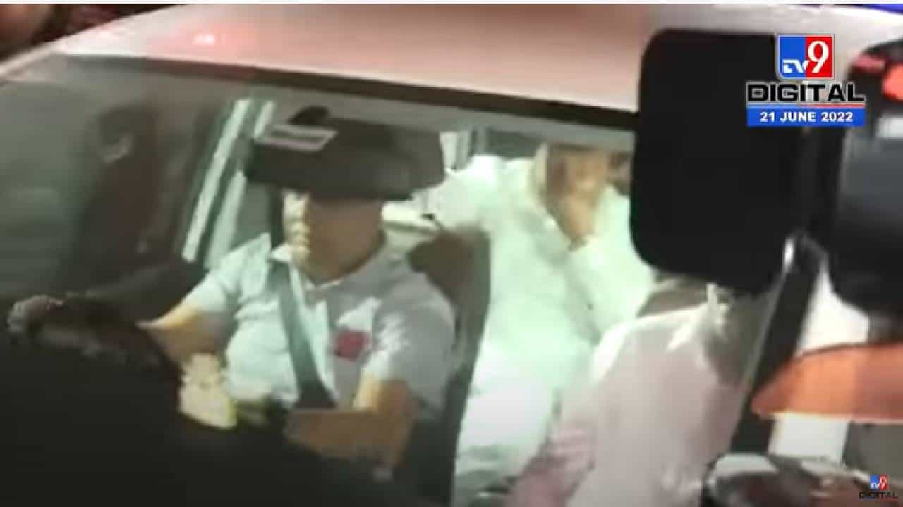 Shivsena Crisis : 35 आमदार गुवाहाटीत दाखल, बंडखोर आमदारानं कॅमेरा बघताच चेहरा झाकला