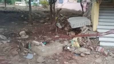 Buldana ZP School | शेलुदच्या जिल्हा परिषद शाळेची भिंत पडली, अवैध उत्खनन आणि पाण्याचा प्रवाह अडवल्याने शाळेच्या आवारात साचले पाणी