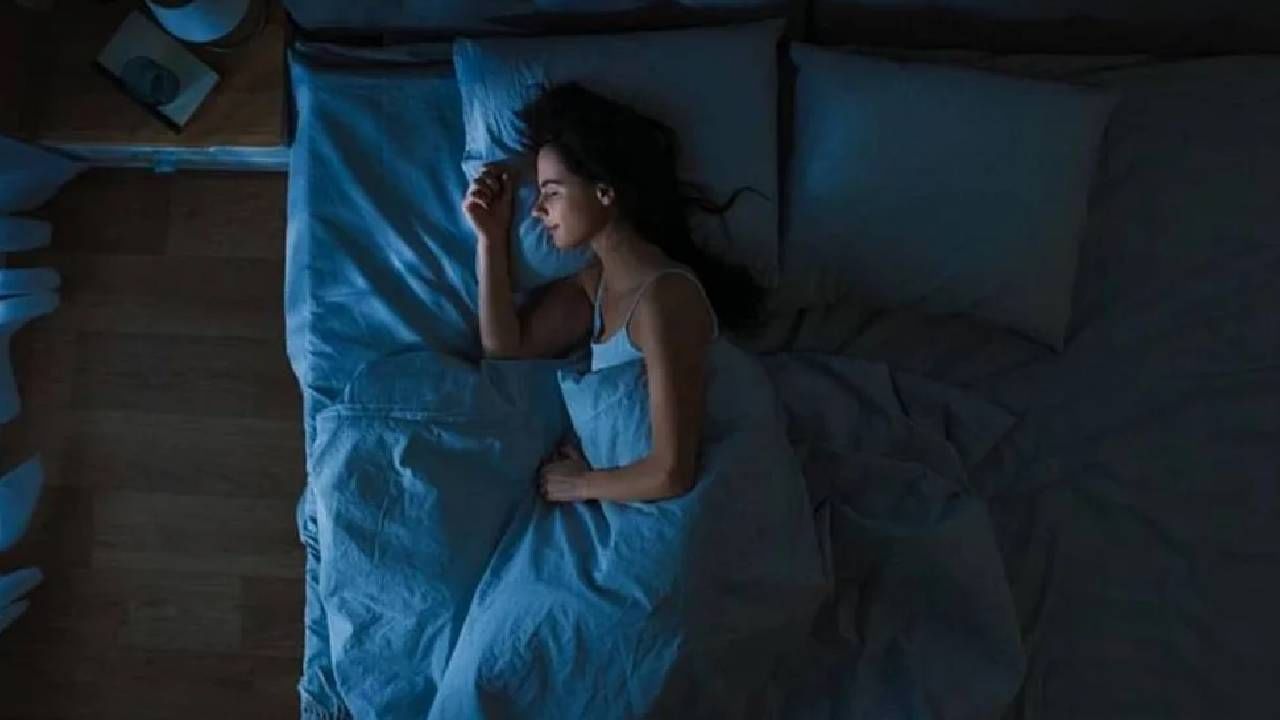 Sleep: वयानुसार बदलते झोपेची वेळ, जाणून घ्या तुमच्यासाठी किती तास झोप गरजेची?
