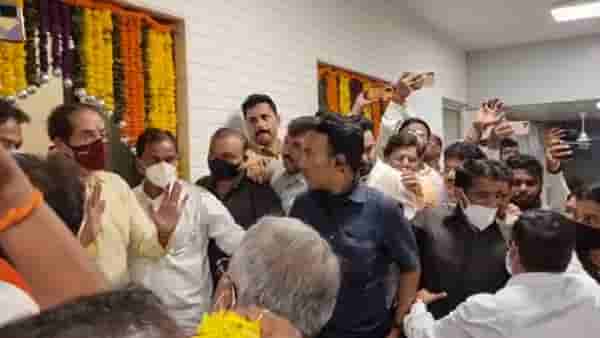 Uddhav Thackeray : हाच तो ऐतिहासिक क्षण जेव्हा उद्धव ठाकरेंनी मुख्यमंत्री निवास लवाजाम्यासह सोडलं, परत येणार का?