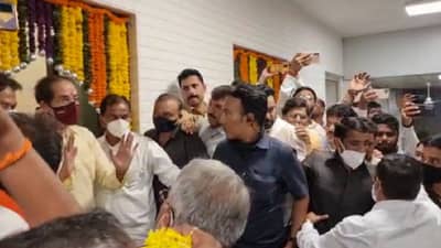 Uddhav Thackeray : हाच तो ऐतिहासिक क्षण जेव्हा उद्धव ठाकरेंनी मुख्यमंत्री निवास लवाजाम्यासह सोडलं, परत येणार का?