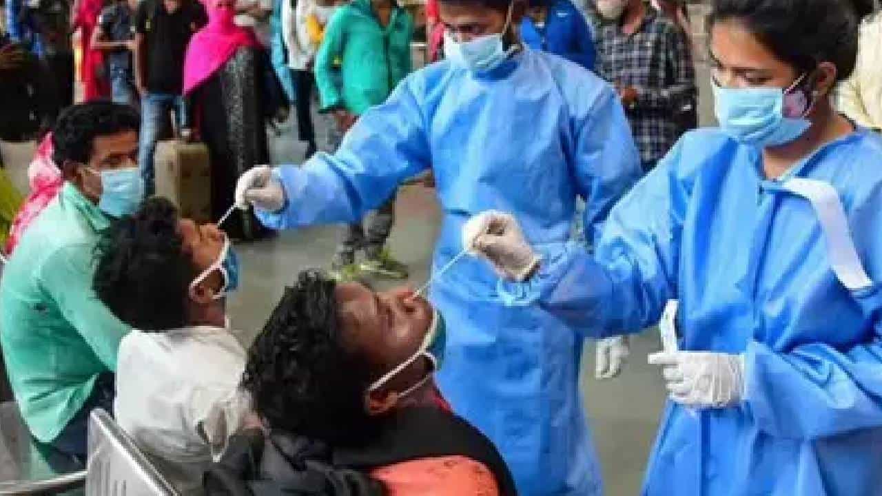 Maharashtra Corona Update : राज्यात कोरोना पुन्हा डोकं वर काढतोय, सोमवारी 2369 नव्या कोरोना रुग्णांची नोंद