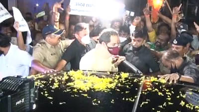 Uddhav Thackeray:मुख्यमंत्री उद्धव ठाकरेंनी वर्षा हे सरकारी निवासस्थान सोडले, शिवसैनिक भावूक, महिला-पुरुष ढसाढसा रडले, वरुणराजाही गहिवरला..