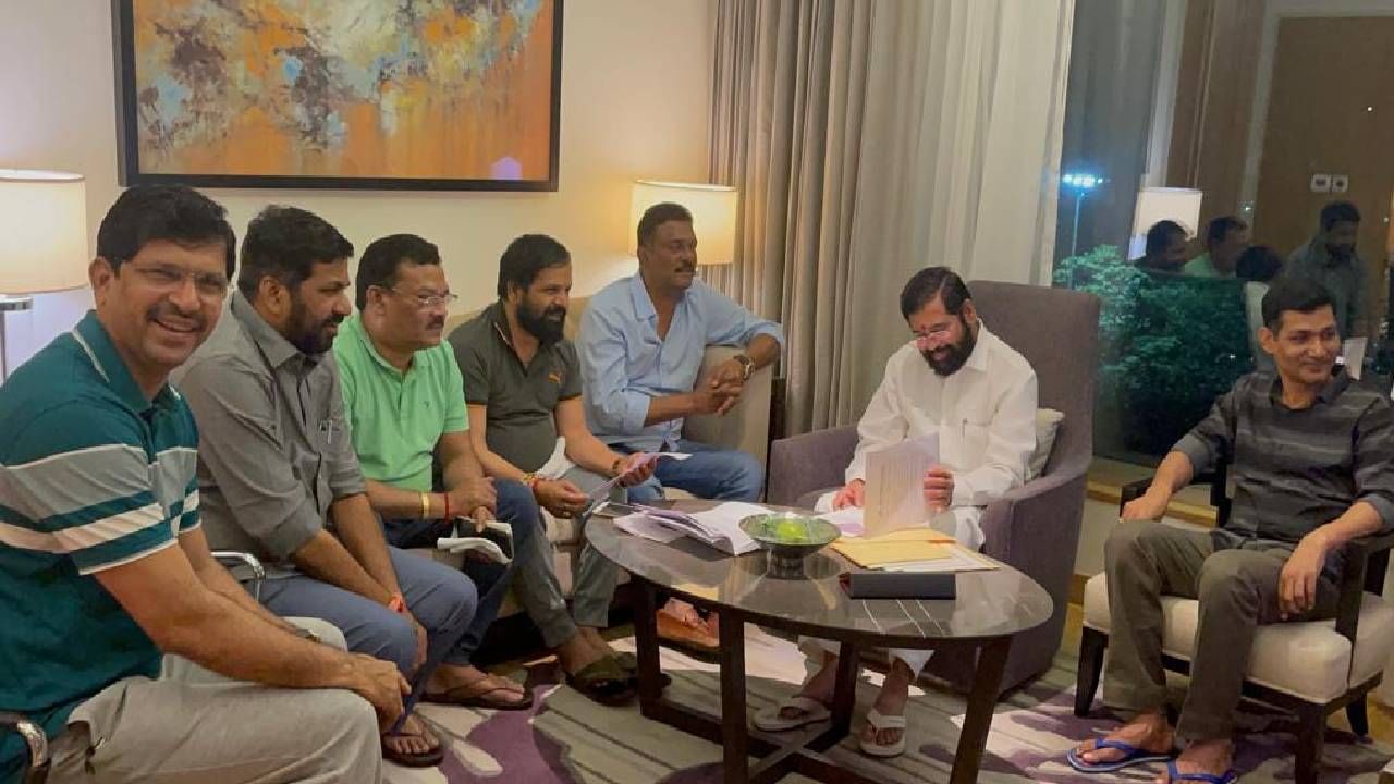 Eknath Shinde: Someone is shaking hands, someone on a T-shirt, see a photo  of Shiv Sena rebel MLAs from Guwahati in a million words | Guwahati  residency blue hotel rebel mla eknath
