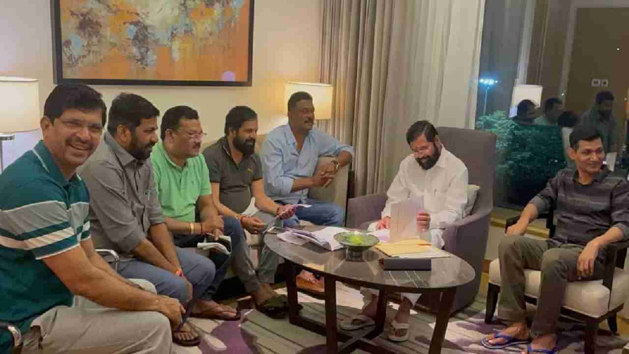 Eknath Shinde: कुणी हस्तांदोलन करतंय, कुणी टी शर्टवर, गुवाहाटीतल्या शिवसेना बंडखोर आमदारांचा लाख शब्दांचा एक एक फोटो पहा