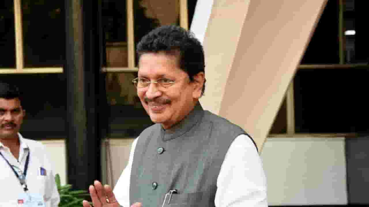 दीपक केसरकरांचा एकनाथ शिंदेंना पाठिंबा, गुवाहाटीमध्ये दाखल दीपक केसरकरांचा एकनाथ शिंदेंना पाठिंबा, गुवाहाटीमध्ये दाखल