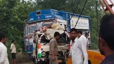 Accident : रात्री ड्रायव्हिंग करताना डोळा लागल्यानं भीषण अपघात, 10 जण जागीच ठार