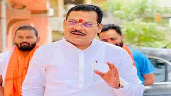 Maharashtra politics : अंगावरच्या कपड्यानीशी गेलो अन् हॉटेलबाहेर कपड्यांनी भरलेल्या वाहनांच्या रांगा लागल्या; शिरसाट यांनी सांगितला सुरतमधील तो किस्सा