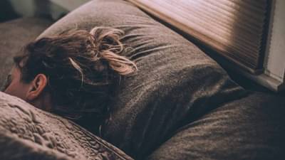 ‘या’ युक्तीने बेड वर पडल्यावर दोन मिनीटांतच लागेल गाढ झोप... युजर ने शेअर केल्या सोशल मिडीयावर ‘झोपेच्या ट्रिक्स’! जाणून घ्या, काय आहे लवकर झोप येण्याची युक्ती