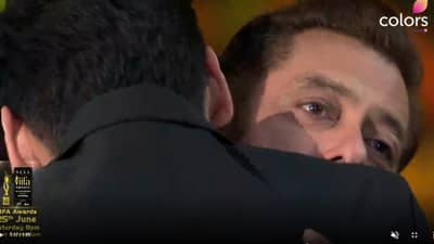 Video: शेकडो सेलिब्रिटींसमोर सलमान खान रडला; अखेर सुनील शेट्टीच्या मुलाने मारली मिठी