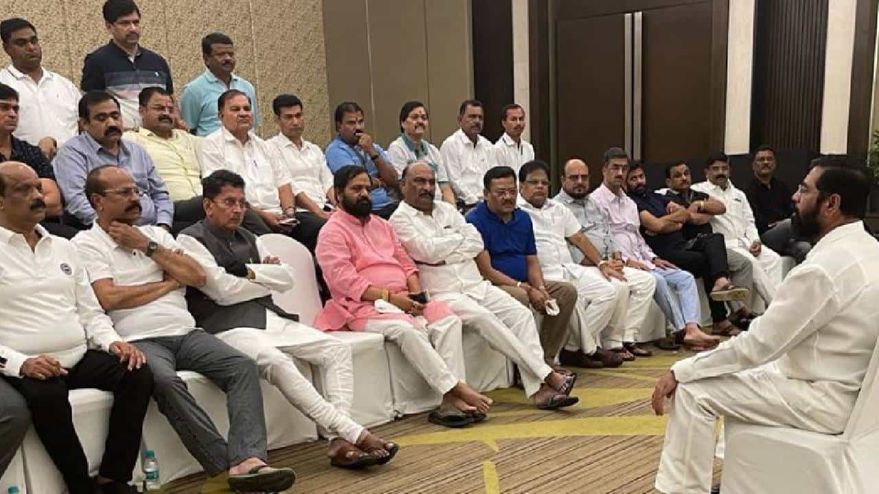 Eknath Shinde: 56 लाख रहायचा खर्च, तेवढेच खायला, विमान भाडही लाखातच, कोण करतंय एवढा खर्च, कुठून आला पैसा? सोशल मीडियावर सवालांचा पाऊस