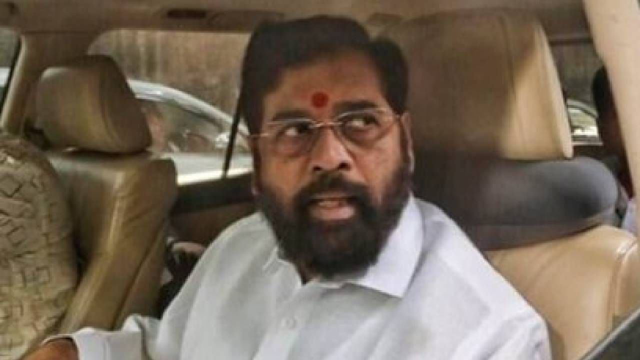 Eknath Shinde : कोण म्हणलं दर्शनला गेले, कोण म्हणलं मुंबईला गेले, शिंदे हॉटेलातून बाहेर पडलेल्या तीन तासात काय घडलं? Eknath Shinde : कोण म्हणलं दर्शनला गेले, कोण म्हणलं मुंबईला गेले, शिंदे हॉटेलातून बाहेर पडलेल्या तीन तासात काय घडलं?