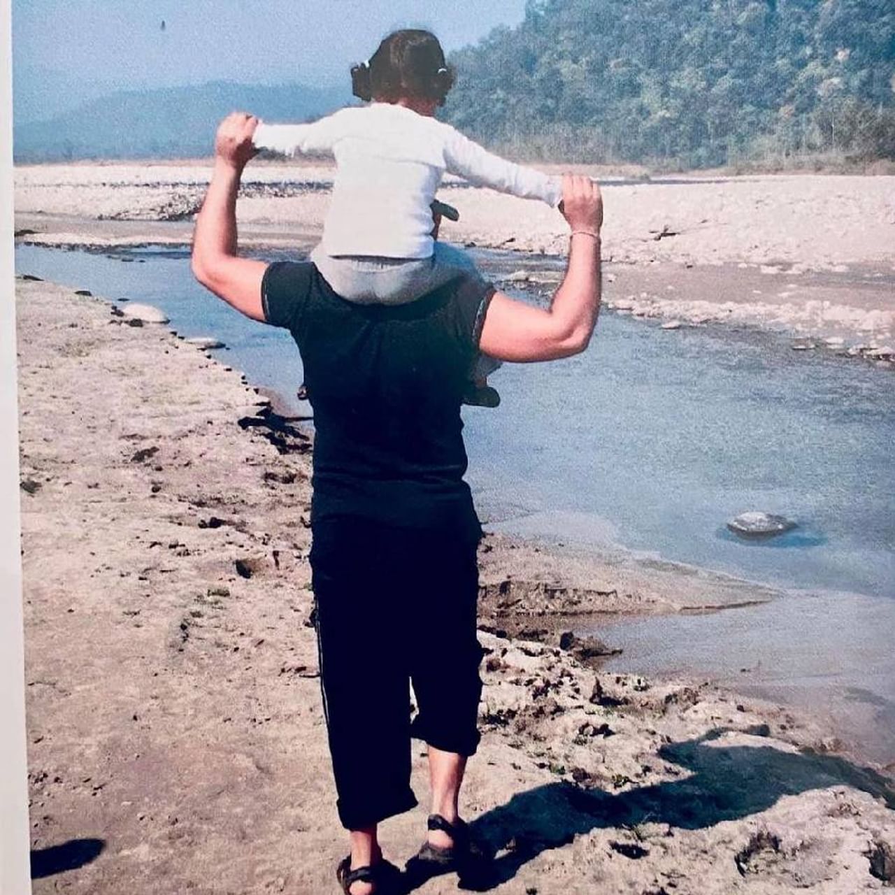 काँग्रेसच्या राष्ट्रीय सरचिटणीस प्रियांका गांधी वड्रा यांची कन्या मियारा आज २० वर्षांची झाली आहे.  या निमित्ताने वडील  रॉबर्ट वाड्रा यांनी मिरायाला वाढदिवसाच्या खास शुभेच्छा. 