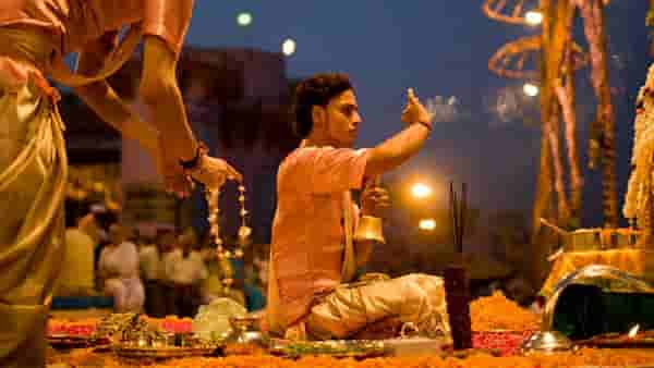 सूर्यास्तानंतर पूजा करणाऱ्यांनी या चुका टाळा; जाणून घ्या सकळ आणि संध्याकाळच्या पुजेमधला फरक